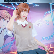 【コスプレ】伊織もえが「とある」御坂美琴に！ 自動販売機を蹴り飛ばす名シーンも再現【写真20枚】