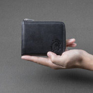 コジマプロダクションとコラボしたカードケースが期間限定の受注販売で登場！ワンポイントの「ルーデンス」がカッコイイ…