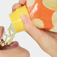 ゲームやスマホ中でも豪快にスナック菓子をラッパ食い！周りも手も汚れない“ながら食べ”の進化系アイテム「ポテラッパー」発売開始