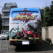 『昆虫ウォーズ』をプリントした大型バスが運行開始