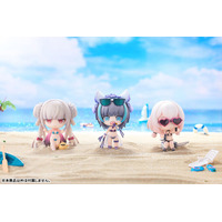 『アズールレーン』より、「フォーミダブル」「チェシャー」「シリアス」が水着のデフォルメフィギュア姿で登場。